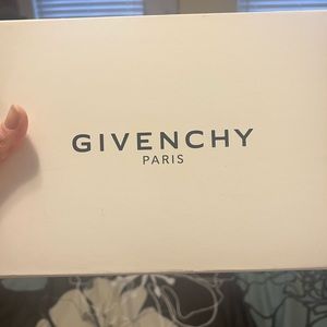 COPY - Givenchy tshirt never wore still in box